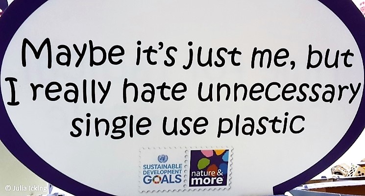 Schild auf der Messe: Maybe it´s just me, but I really hate unnecessary single use plastic
